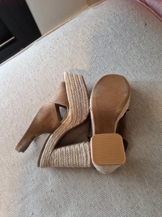 Sandalias cuña Zara beige/marrón