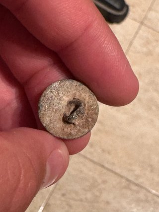Botón antiguo de metal