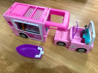 Autocaravana Barbie con accesorios