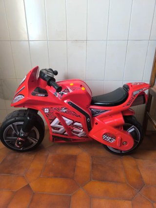 Moto de juguete roja