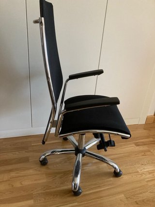 Silla de oficina ergonómica negra y plateada