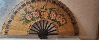 Abanico grande decorado con flores y pájaros