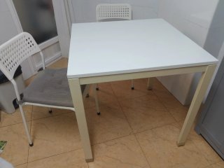 Mesa de cocina blanca y 2  sillas Ikea