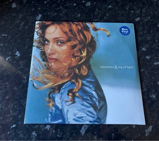 Madonna Erotica (Branco) + Ray of Light (Azul)
