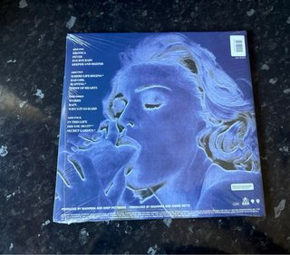 Madonna Erotica (Branco) + Ray of Light (Azul)