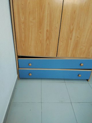 Armario de madera con cajones azules