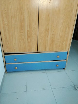 Armario de madera con cajones azules