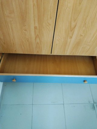 Armario de madera con cajones azules
