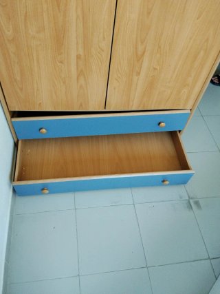 Armario de madera con cajones azules