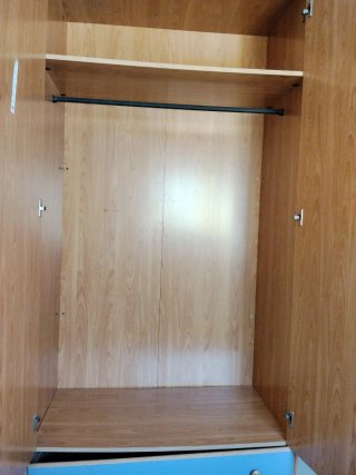 Armario de madera con cajones azules