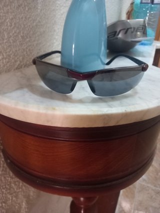 Gafas de sol Arnette negras y rojas