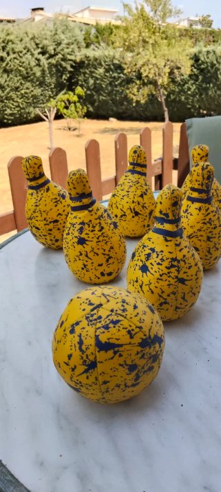 Juego de bolos amarillo con manchas