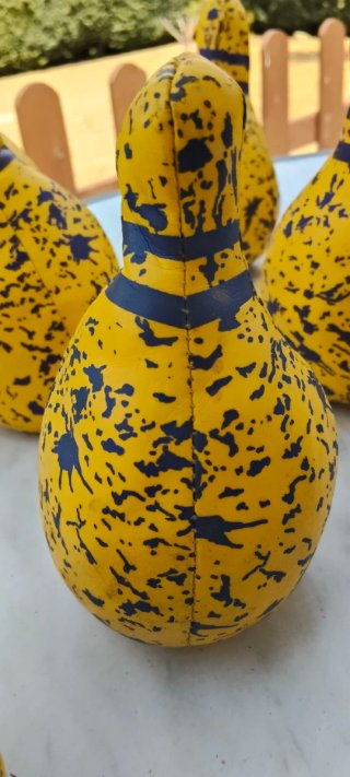 Juego de bolos amarillo con manchas