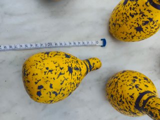 Juego de bolos amarillo con manchas