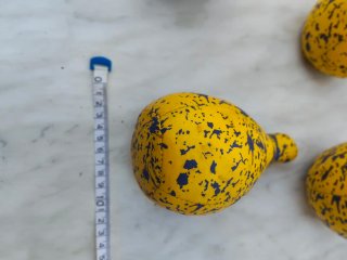 Juego de bolos amarillo con manchas