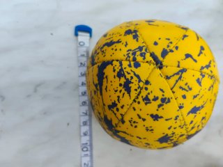 Juego de bolos amarillo con manchas