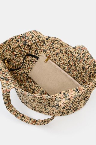 Bolso de hombro tipo rafia con cartera de lino.