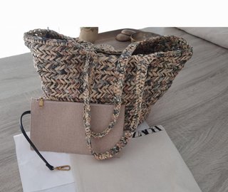 Bolso de hombro tipo rafia con cartera de lino.