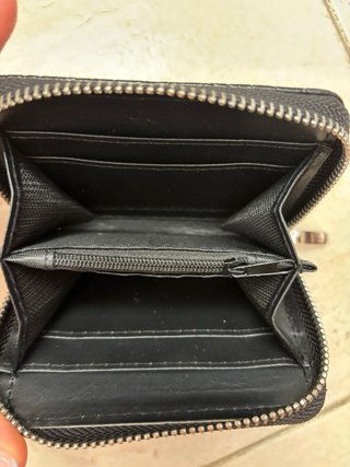 Monedero negro efecto piel cocodrilo