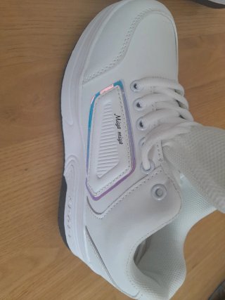 Zapatillas con ruedas blancas, talla 34