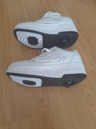 Zapatillas con ruedas blancas, talla 34