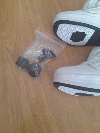 Zapatillas con ruedas blancas, talla 34