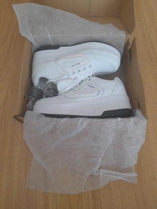 Zapatillas con ruedas blancas, talla 34