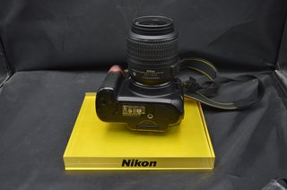 Nikon D5000 + 18-55mm VR | €145.