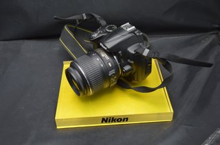 Nikon D5000 + 18-55mm VR | €145.