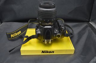 Nikon D5000 + 18-55mm VR | €145.