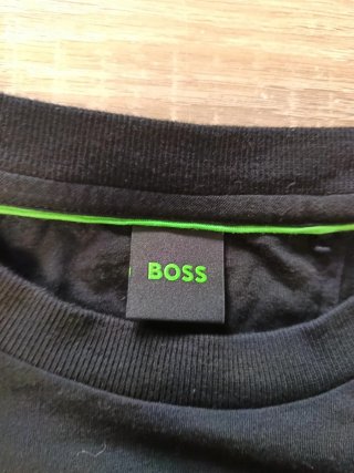 Camiseta BOSS Negra Logo Grande Dorado