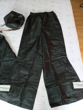 Chubasquero negro tallas S y M sin estrenar