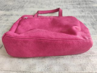 Bolso fucsia Kahio con relieves y flecos
