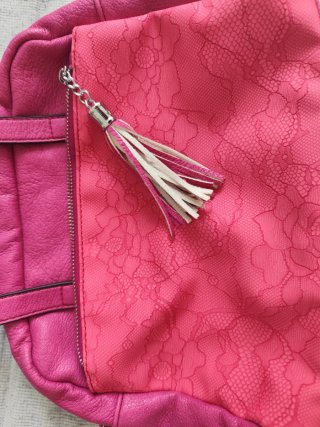 Bolso fucsia Kahio con relieves y flecos