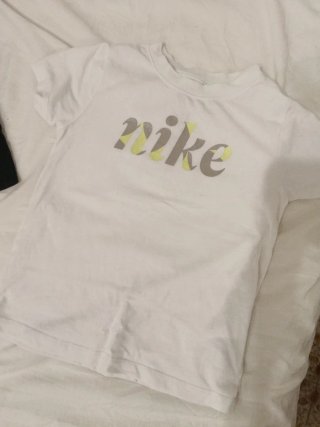 Maglia Nike bianca con logo colorato