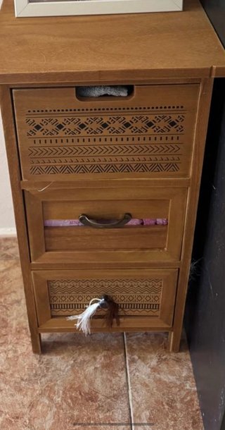 Mesita de noche de madera con cajones