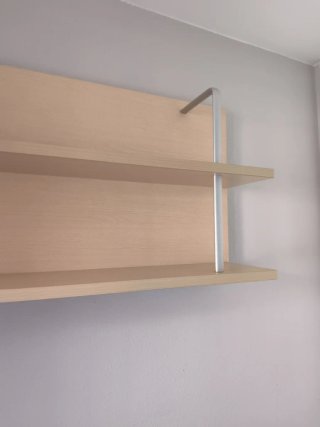 Estantería de madera color beige