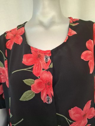 Vestido negro con flores rojas. Talla grande.
