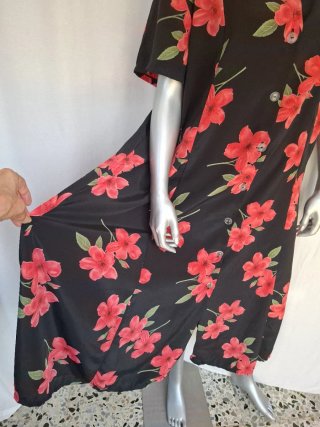 Vestido negro con flores rojas. Talla grande.
