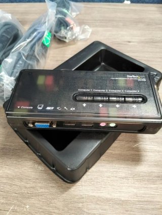 Switch KVM VGA y Audio USB 2.0 4 puertos