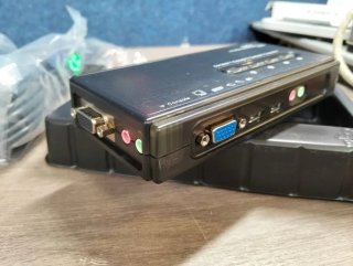 Switch KVM VGA y Audio USB 2.0 4 puertos
