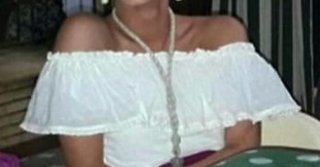 Blusa blanca flamenca con volante y hombros fuera.