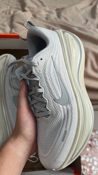 Nike Vomero Plus Gris/Blanco