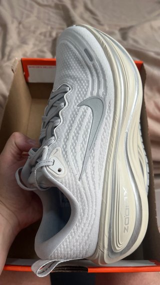 Nike Vomero Plus Gris/Blanco