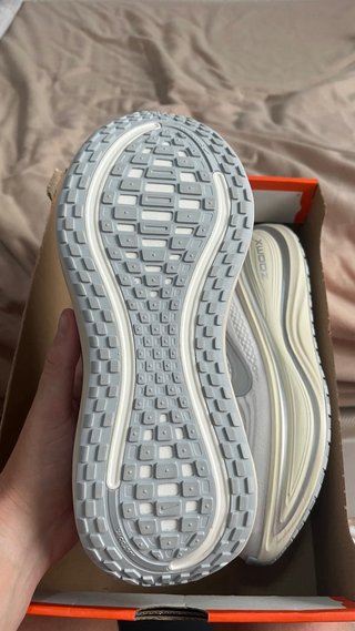 Nike Vomero Plus Gris/Blanco