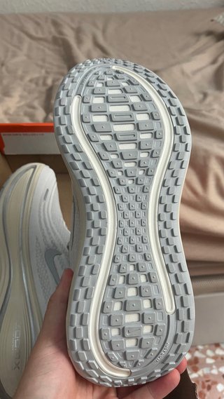 Nike Vomero Plus Gris/Blanco