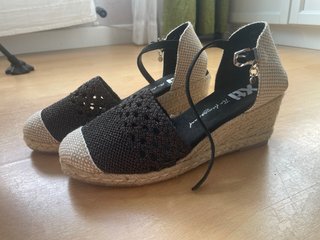 Sandalias con tacon ( beige y negro )
