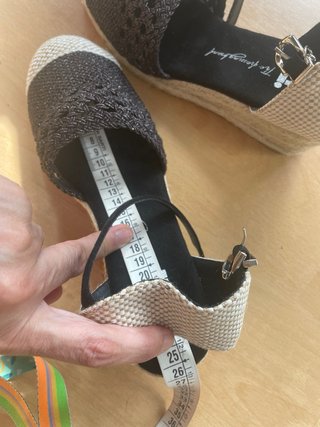 Sandalias con tacon ( beige y negro )