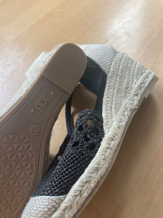Sandalias con tacon ( beige y negro )