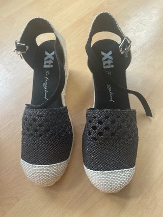 Sandalias con tacon ( beige y negro )